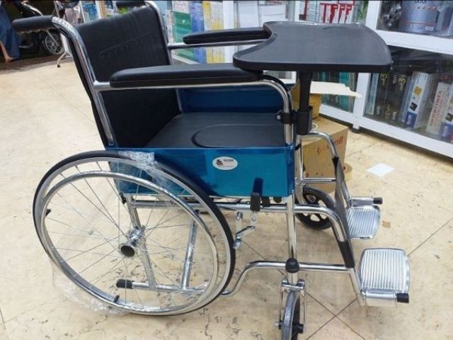 Bàn ăn lắp xe lăn