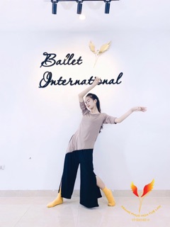 Quần suông xẻ tà