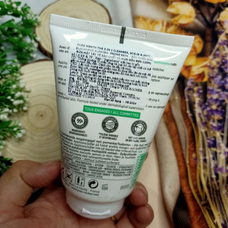Mẫu mới sữa rửa mặt 3 trong 1 Làm Sạch, Loại Bỏ Tế Bào Chết Và Giảm mụn đầu đen sebo pure yves rocher 125ml
