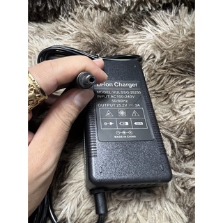 Sạc pin Li-ion 6S 25.2V 3A, có quạt tản nhiệt và đèn báo đầy pin.