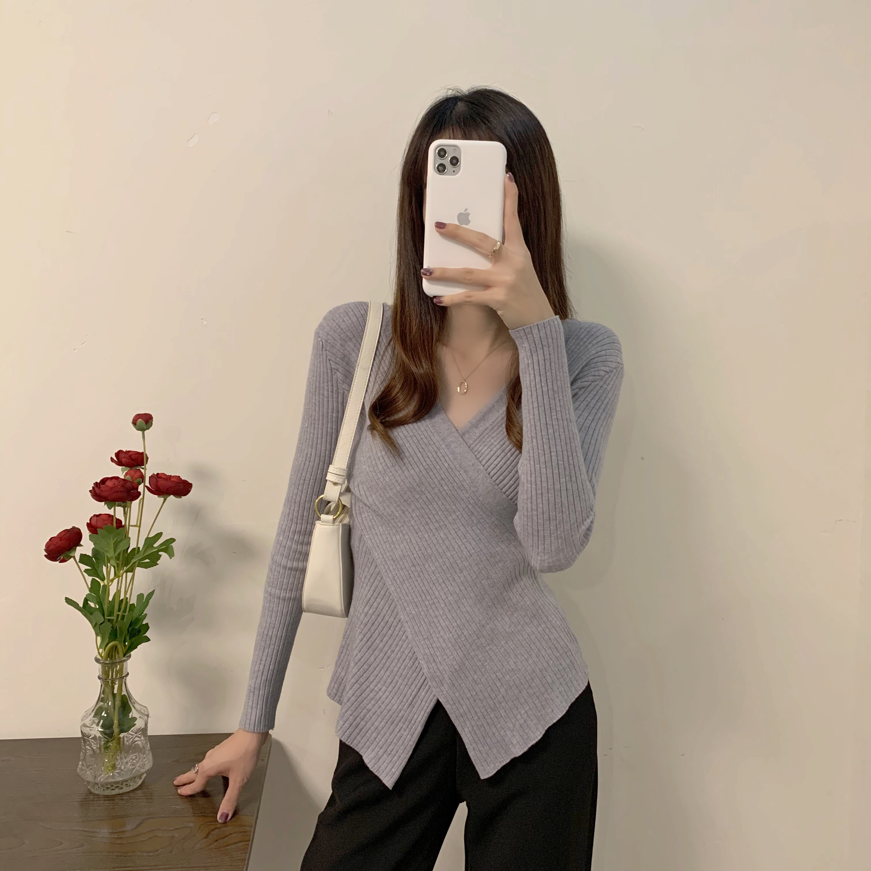 Áo sweater dệt kim cổ chữ V hở vai thời trang cho nữ 2186162 | BigBuy360 - bigbuy360.vn