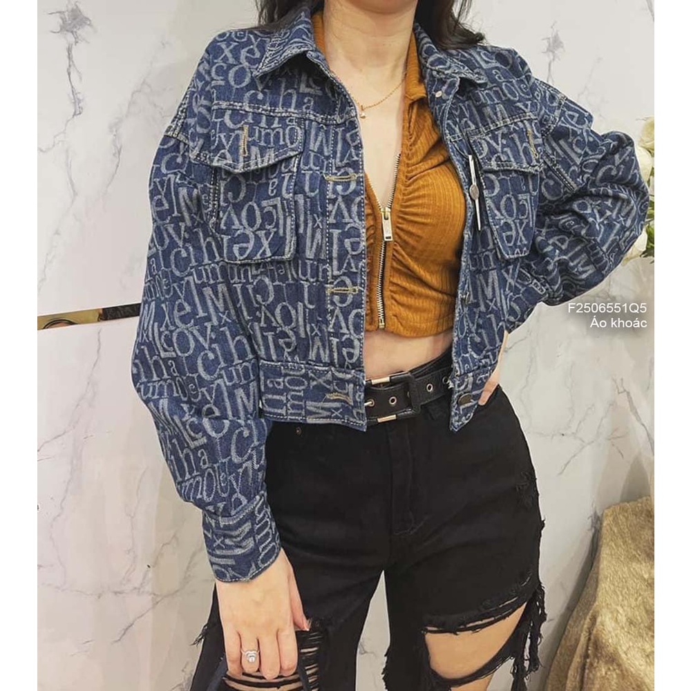 Áo khoác jean dệt cổ bẻ phối túi hộp hai bên tay dài!