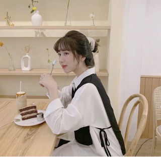 Đầm sơ mi trắng phối áo gile thắt eo