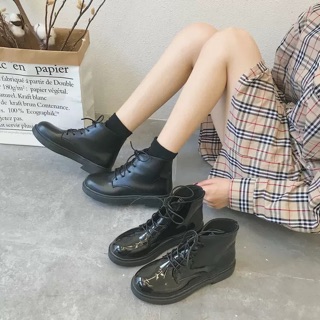 Bốt cao cổ nữ mới màu đen bốt nữ gió Anh với chất liệu da dày với đôi bốt ngắn cao