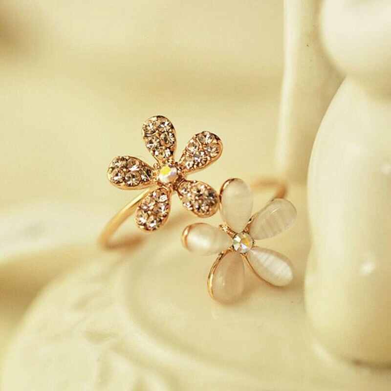 Nhẫn đính đá kiểu hoa cúc thanh lịch