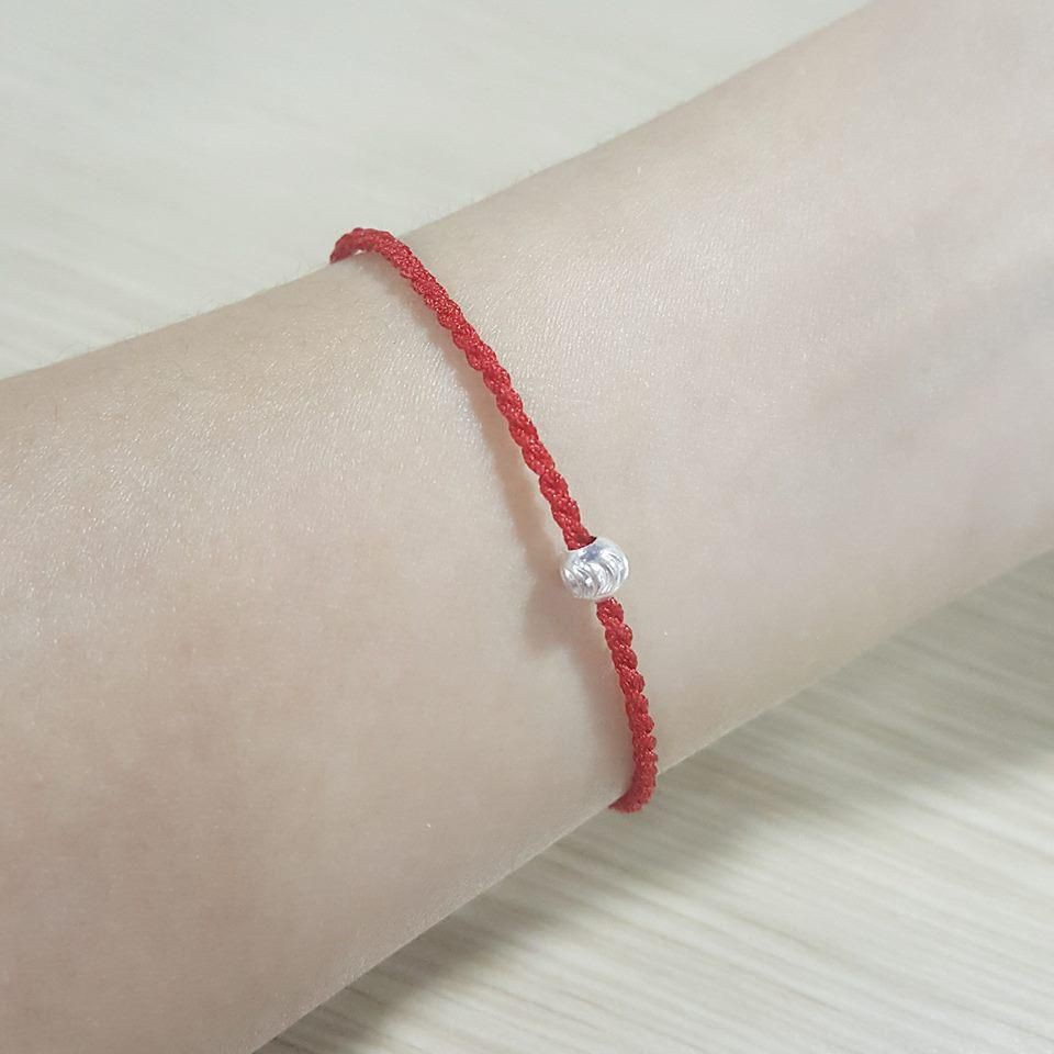 [Mã FAMAYFA giảm 10K đơn 50K] Vòng tay chỉ đỏ LILUX mix hạt bạc 925 may mắn | BigBuy360 - bigbuy360.vn