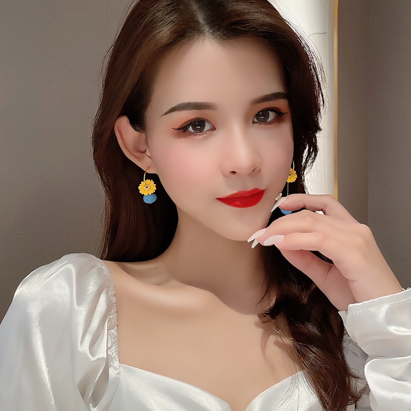 Khuyên Tai Bạc 925 Hình Hoa Cúc Vàng Thiết Kế Không Đối Xứng Hàn Quốc Hàng Mới