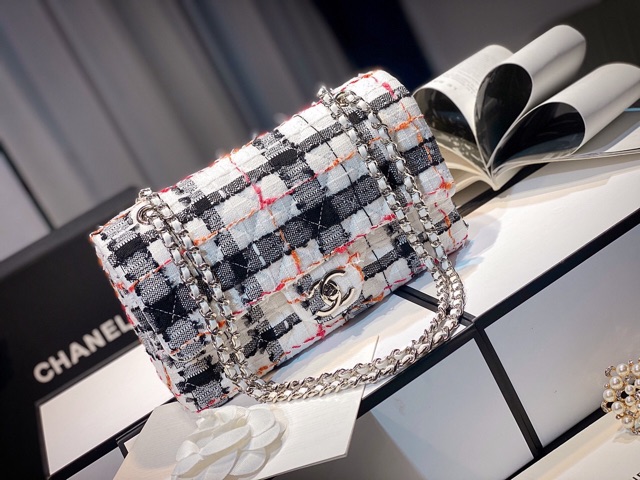 Túi đeo chéo CLASSIC DẠ mày trắng đen khoá bạc sang trọng fullbox có hộp