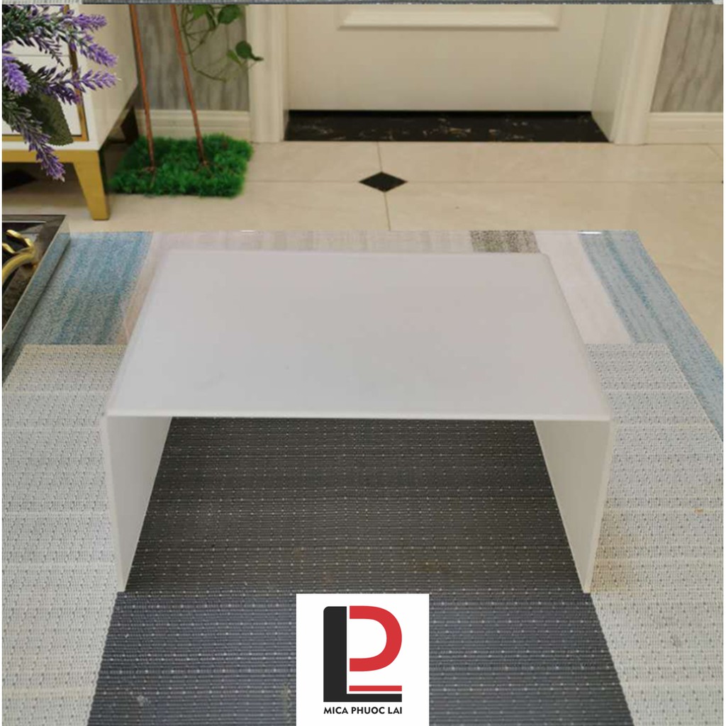 Kệ mica chữ U trưng bày sản phẩm