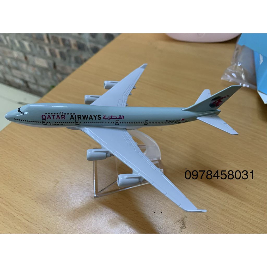 Mô hình máy bay Qatar b747 16cm + đế trưng bày