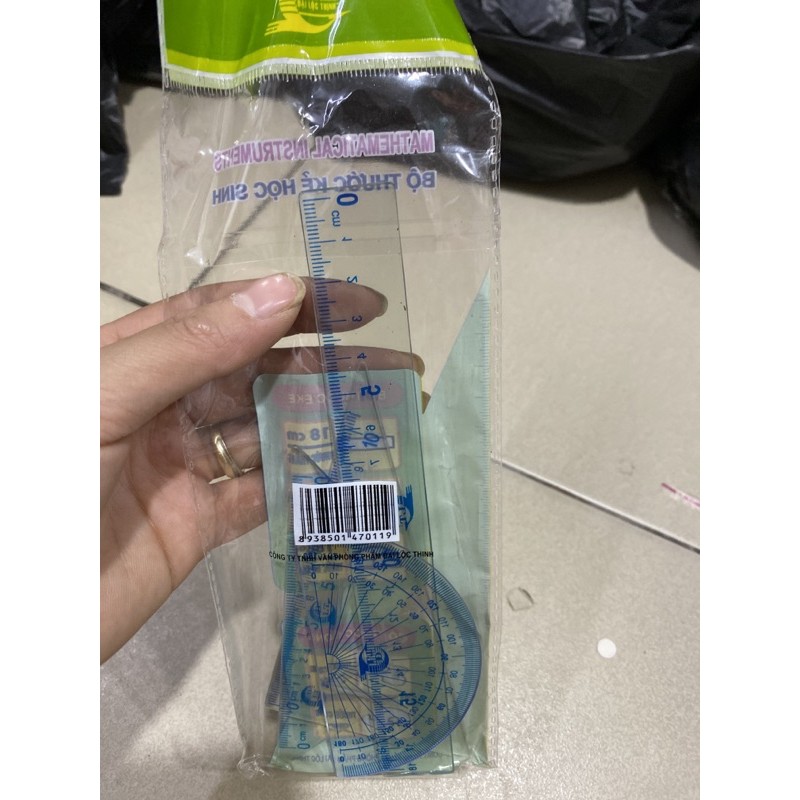 1 bộ thước kẻ , thước bộ
