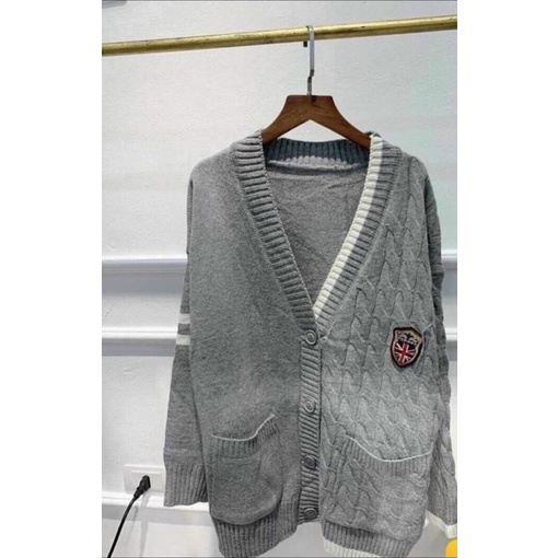 Áo len Cardigan ghi xám ngực huy hiệu