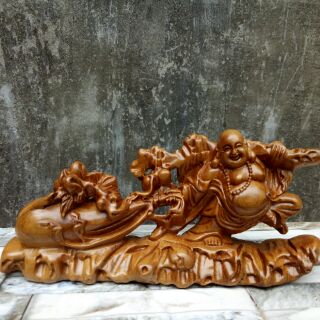 Di lặc để ô tô gỗ bách xanh mộc châu