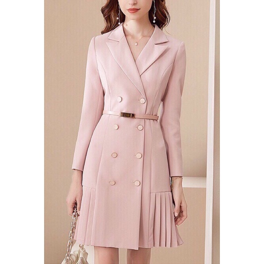 Váy liền Dior thiết kế váy xếp ly hai bên ve áo thiết kế hình chữ V có đệm vai kiểu dáng thanh lịch điệu đà.