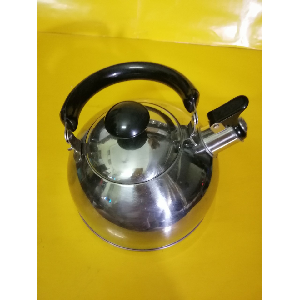 Ấm inox có còi hú nội địa Nhật (2.3L) (140), dùng được bếp từ