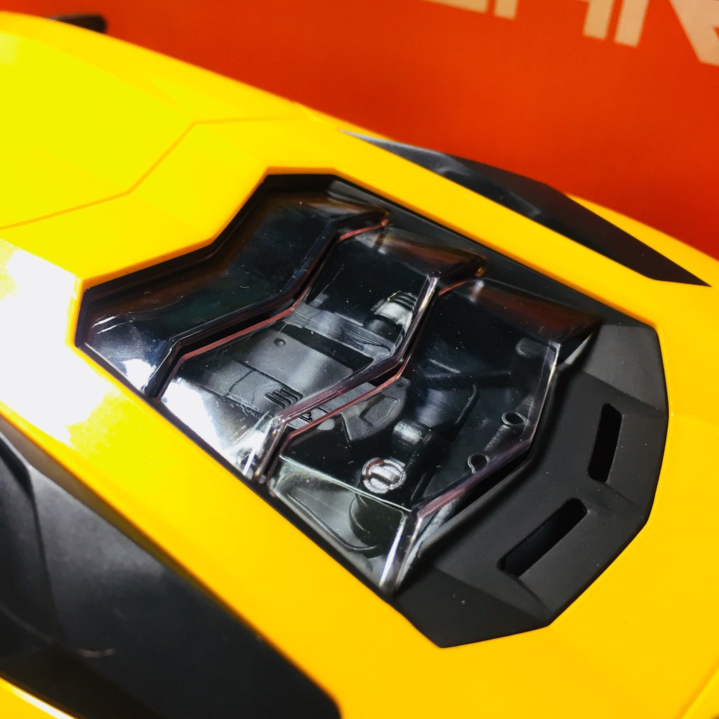 Siêu xe Ferrari đua điều kiển tốc độ