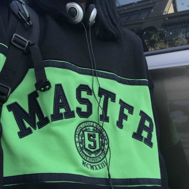 Áo sweater MASTFR phối màu đen- xanh neon