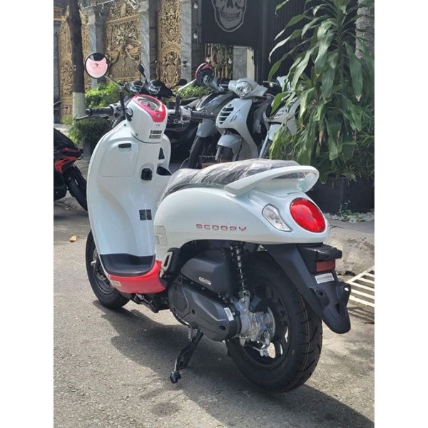 Ốp sàn bên trái xe Scoopy 2021