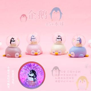 Quả cầu tuyết hình chim cánh cụt có đèn trang trí