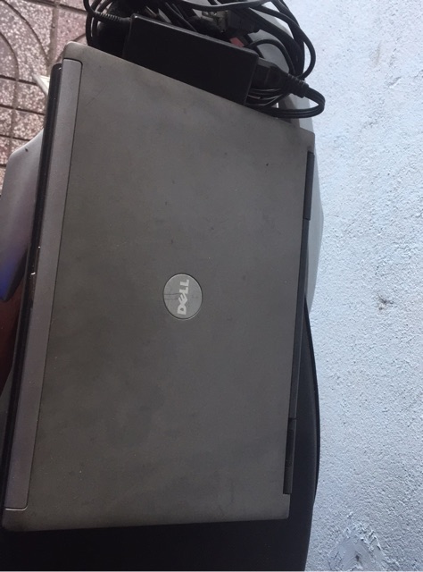 Laptop dell đầy đủ phụ kiện loa nghe nhỏ nên bán rẻ