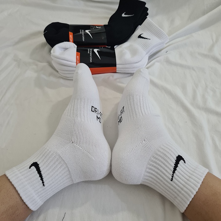 Combo 2 pack 3 đôi Nike cổ trung Drifit (1 pack trắng -1 pack đen)  - Free ship + Quà tặng Loved socks by TatsTats.vn