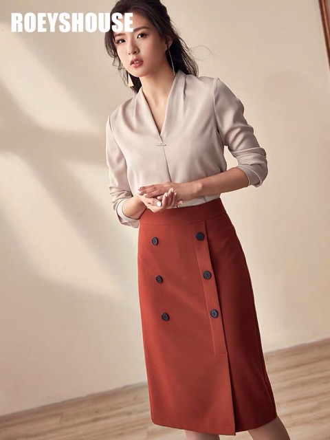 Chân váy chữ A sẻ tà trước phối cúc | BigBuy360 - bigbuy360.vn