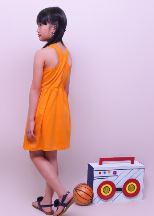 Đầm bé gái khoét lưng thun cam Jadiny