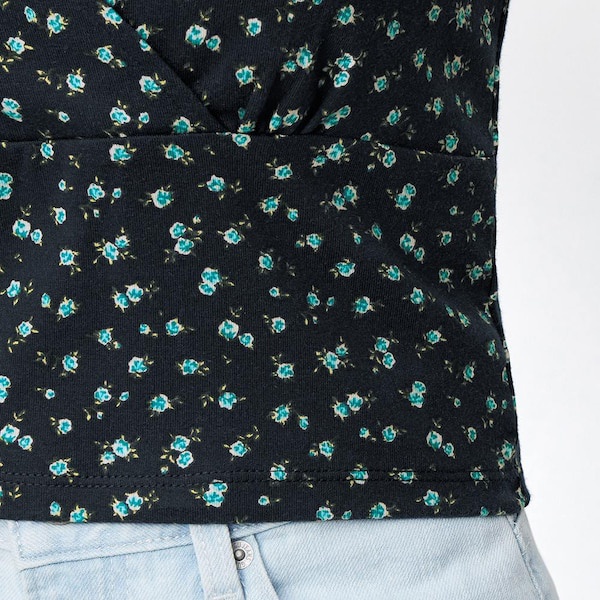 Áo thun dáng croptop in hoa, vạt chéo GU Nhật - Mã 330482