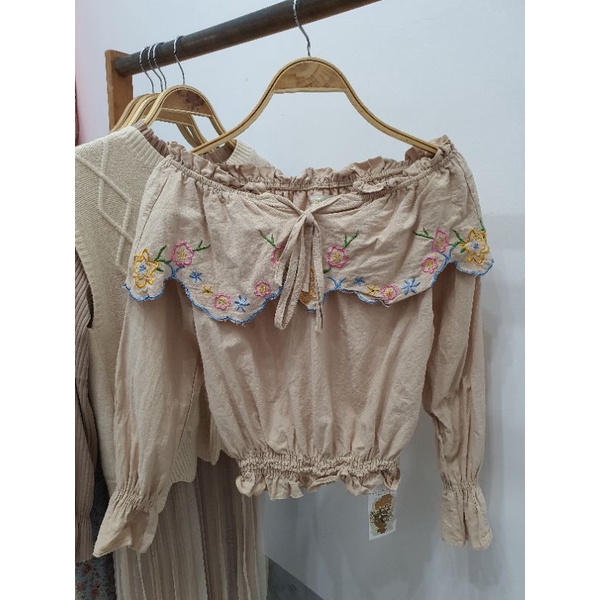 Áo xô thêu hoa bẹt vai vintage màu nude hàng thùng mới 99% đẹp rẻ