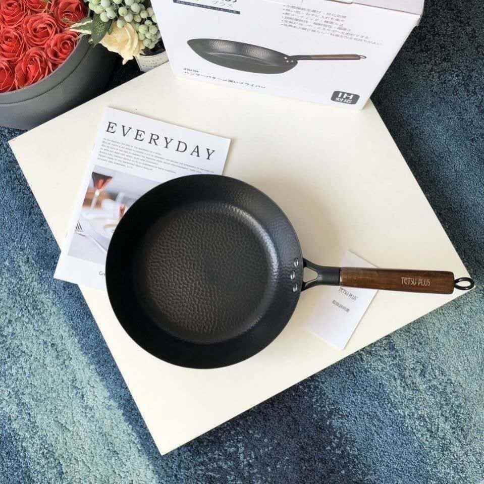 Chảo Thép Chống Dính Tay Cầm Gỗ Kiểu Nhật Sâu Lòng 28cm