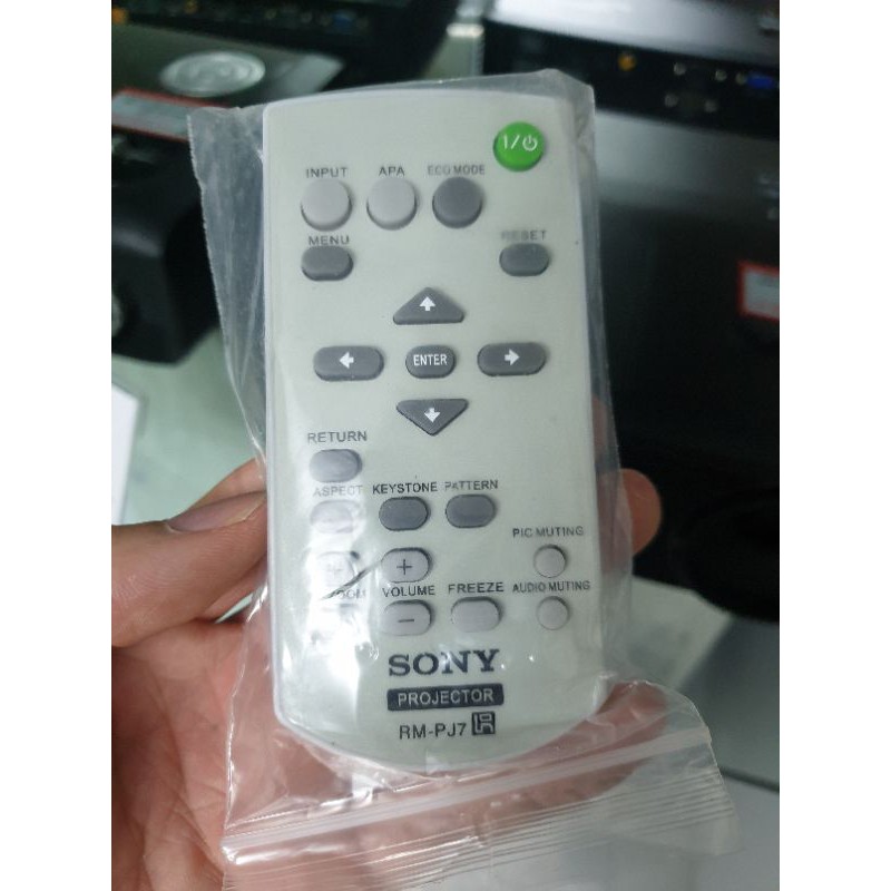 Điều khiển máy chiếu Sony dùng cho các dòng máy chiếu thương hiệu sony hiện nay. Hàng chính hãng, tặng pin kèm theo