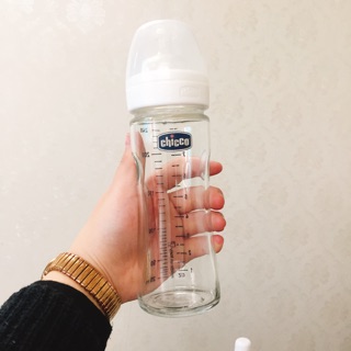 Bình sữa thuỷ tinh Chicco 240ml cổ rộng núm ty silicon