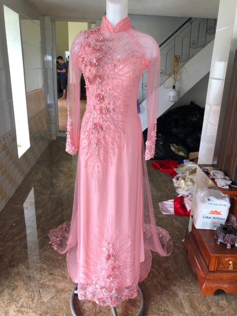 Áo dài cho cô dâu ngày ăn hỏi. Giá 500.000đ_700.000đ. Giúp cô dâu ngày cưới thêm lộng lẫy thêm xinh đẹp thêm sang trọng. | BigBuy360 - bigbuy360.vn