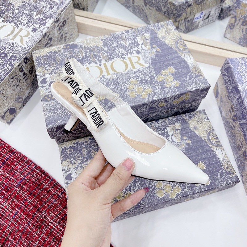 Giày cao gót trắng