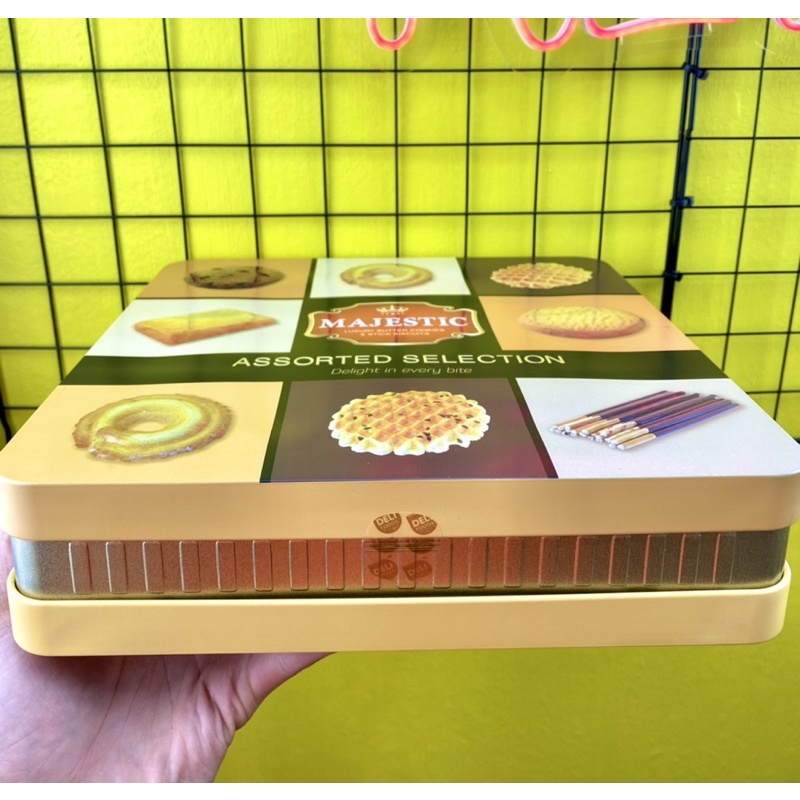 Bánh thập cẩm Majestic hộp thiếc 398g | BigBuy360 - bigbuy360.vn