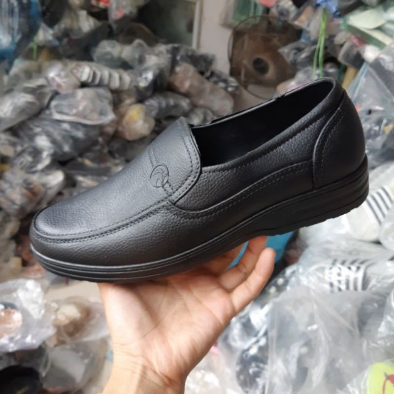 Giày nhựa cao cấp nhìn như giày da thật.