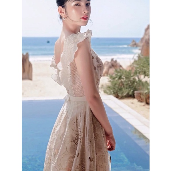 Đầm Ren Thêu Màu Nude
