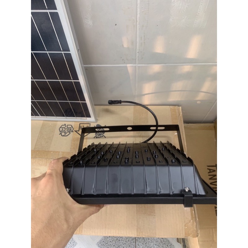 Đèn năng lượng mặt trời 3 màu ánh sáng Trắng, Vàng, Trung tính công suất 200W chuyên chiếu sáng sân vườn, công trình