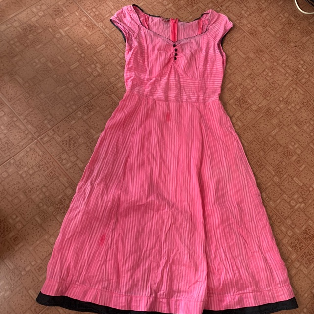 Đầm xoè cổ vuông tim