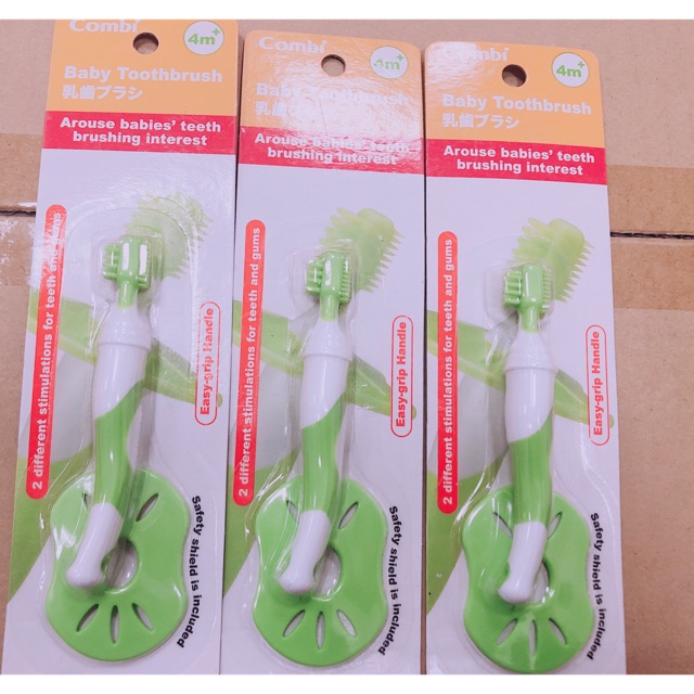 Bàn chải đánh răng cho bé Combi bước 1