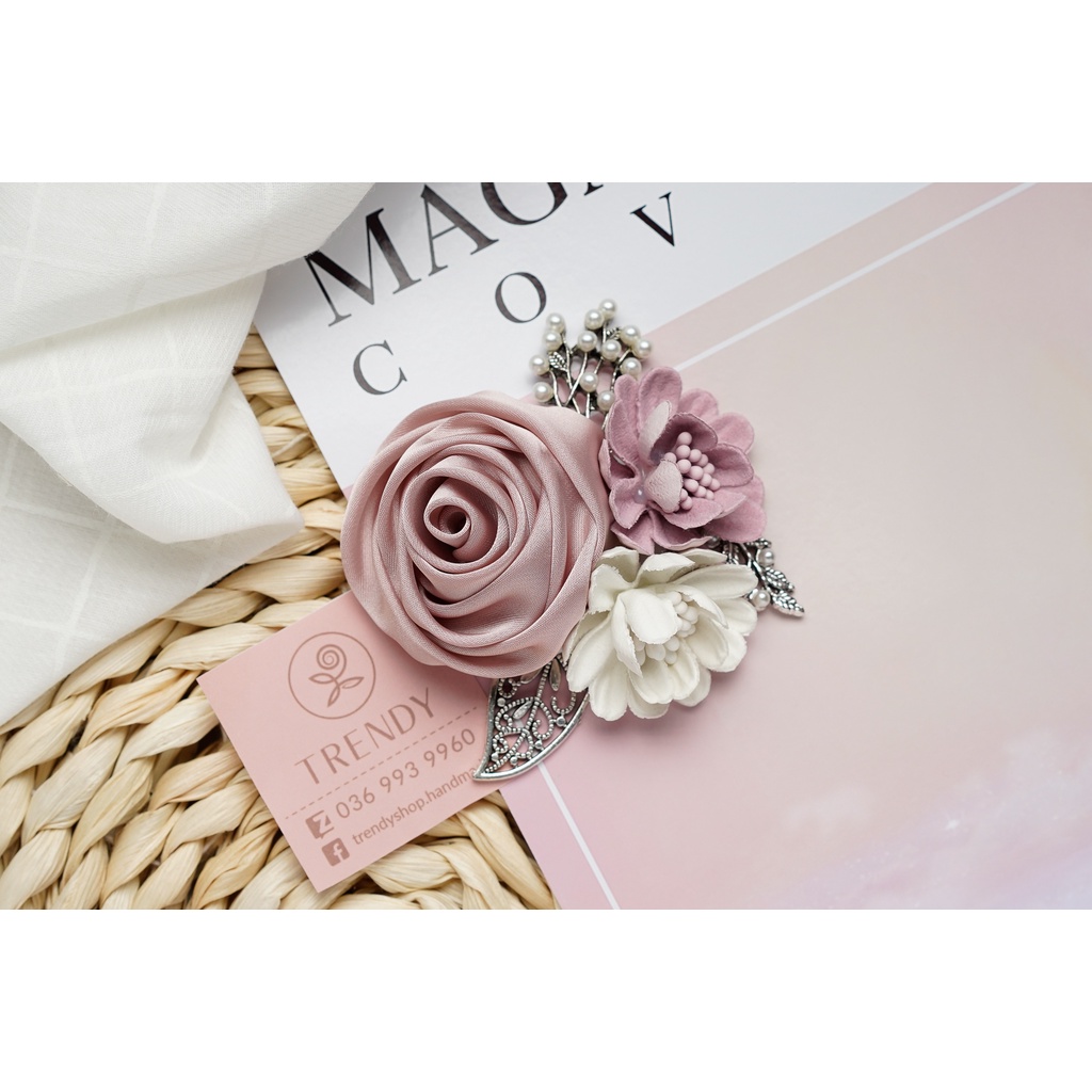 Hoa Cài Áo - Tag hoa hồng cuộn cài áo mix hoa cúc - Hoa vải handmade