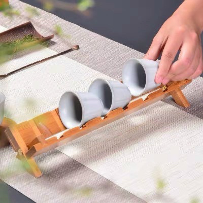Gác chén làm bằng trúc, gồm 6 mẫu . Sản phẩm bền chắc ,thẩm mỹ cao giúp bàn trà thêm đẹp