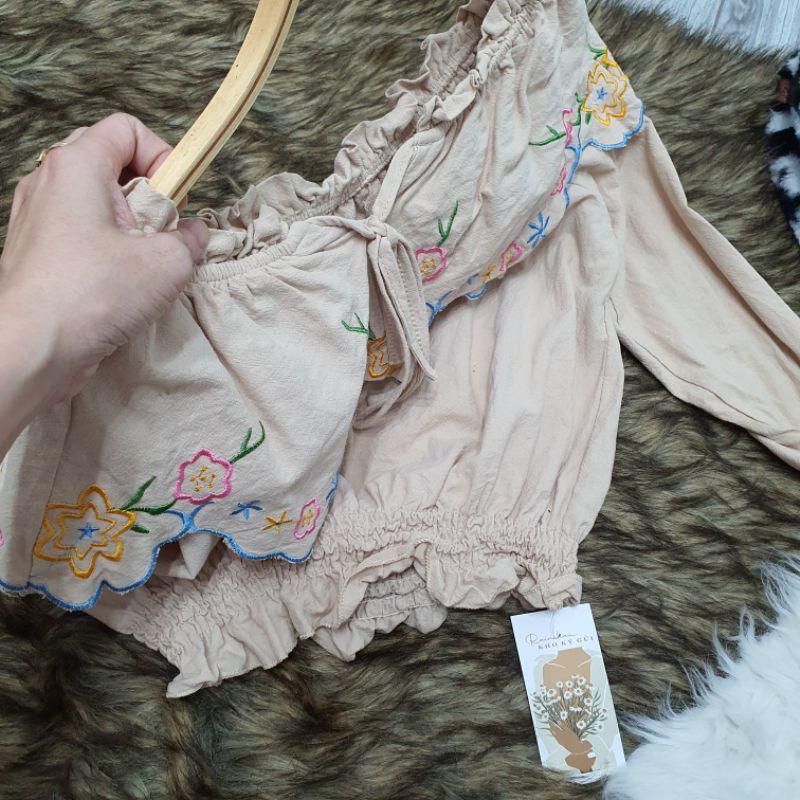 Áo xô thêu hoa bẹt vai vintage màu nude hàng thùng mới 99% đẹp rẻ