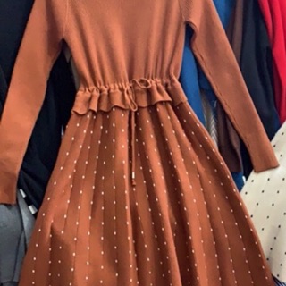 Đầm len rút eo. 320k.