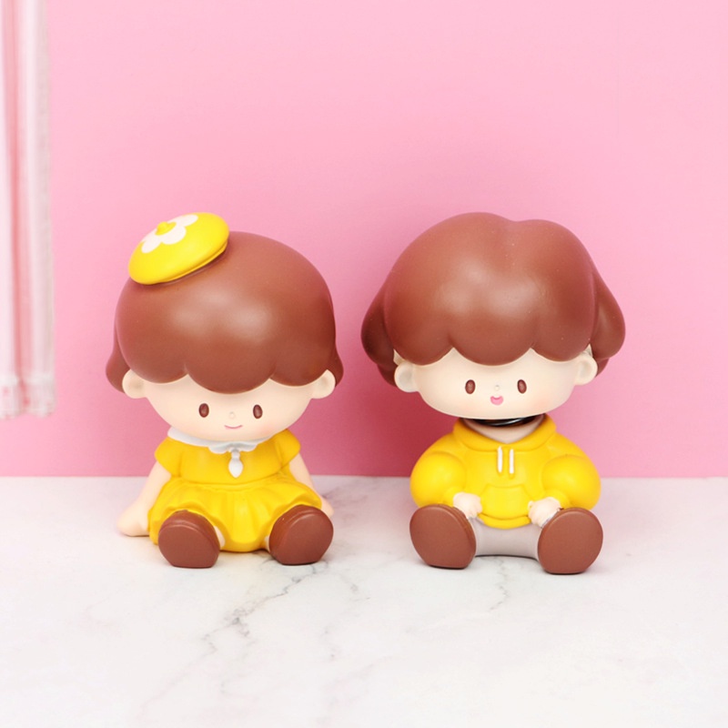 Decor Bàn Làm Việc Taplo Ô Tô Cặp Đôi Búp Bê Lắc Đầu Siêu Cute - Phụ Kiện Trang Trí Xe Hơi Bàn Học Hitechlife Cao Cấp