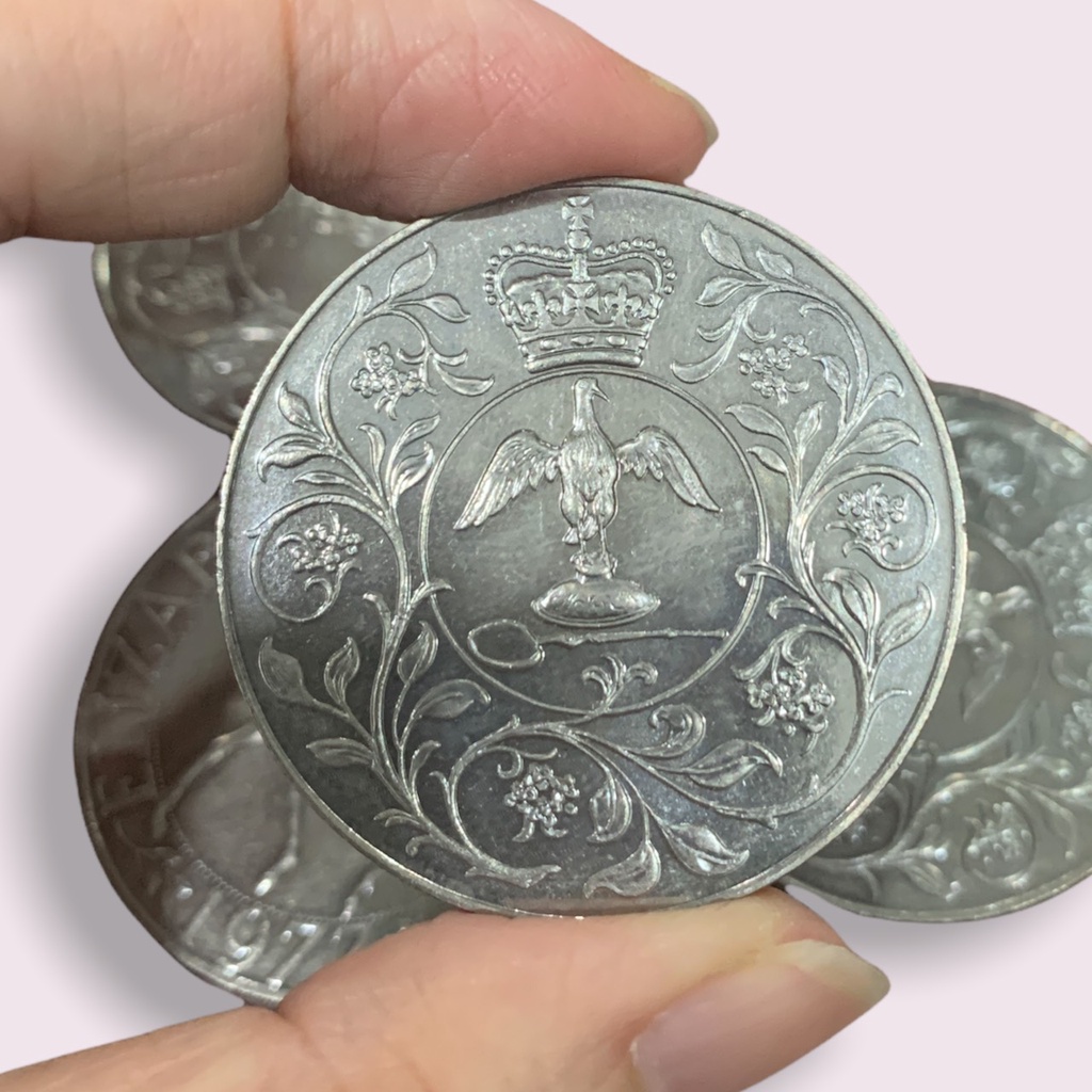 Xu Anh kỷ niệm với hình ảnh và vương miện Jubilee