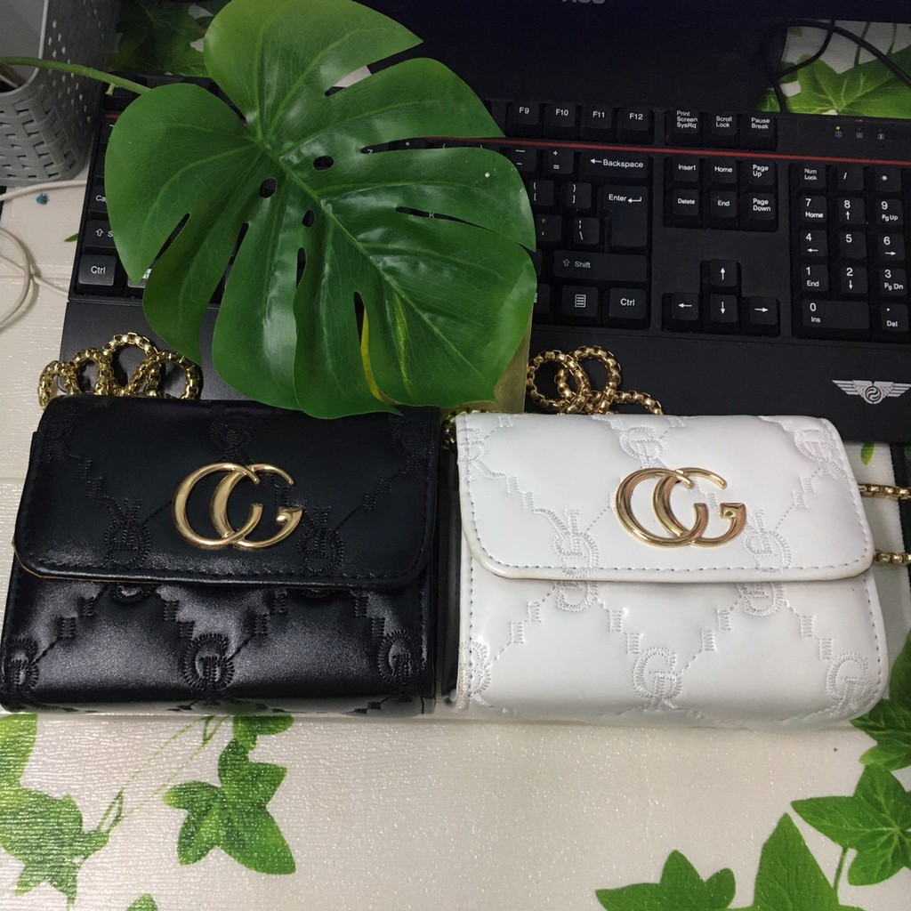 túi xách đeo chéo nữ dáng vuông mặt logo GG Gucci GC