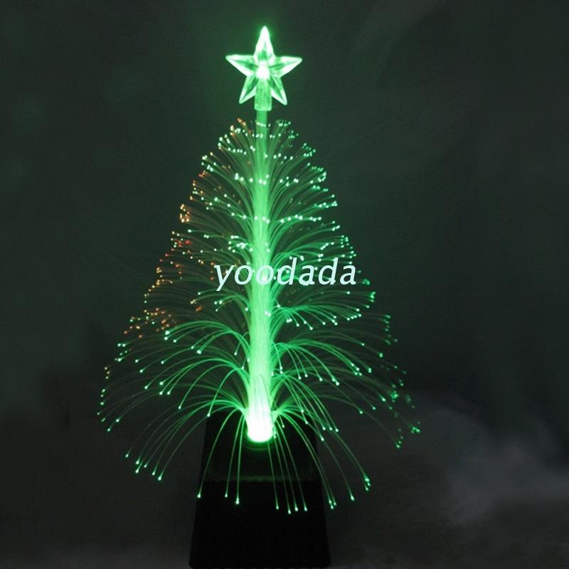 Cây thông noel mini có đèn led thay đổi màu sắc trang trí bữa tiệc tại nhà dịp giáng sinh