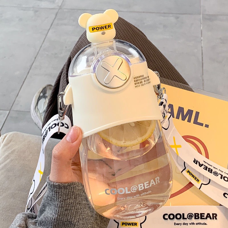 Bình Nước 630ml Hình Gấu Siêu Dễ Thương Có Dây Đeo Vô Cùng Xinh Xắn Có Vòi Uống Nước