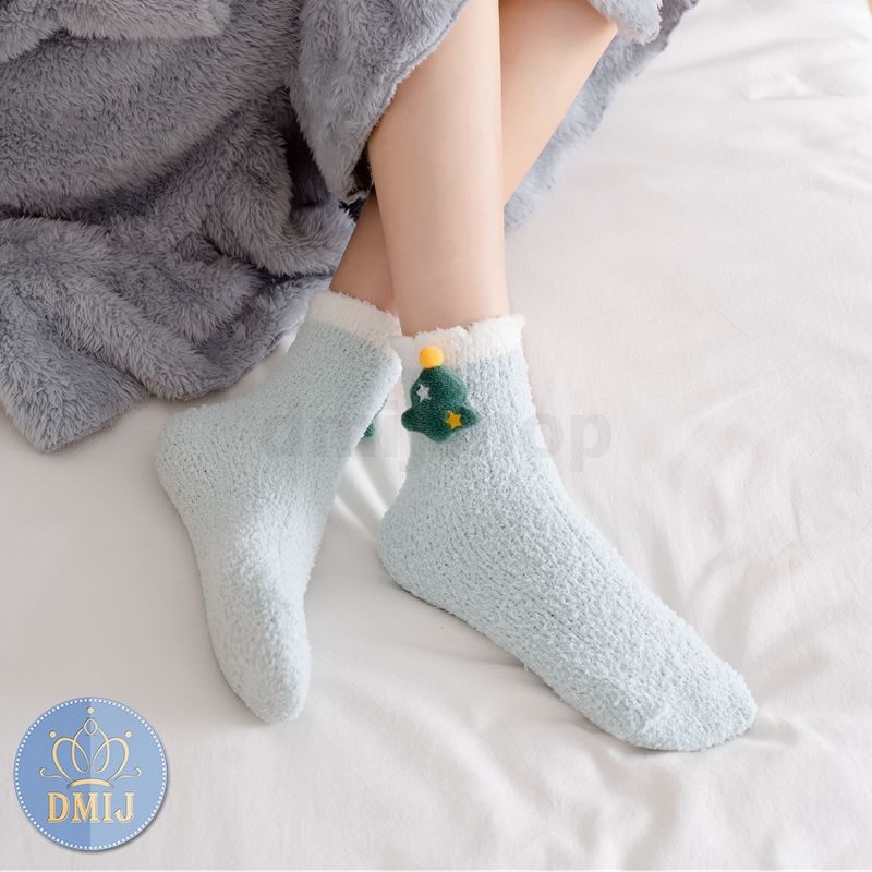 Tất len lông cừu nữ thêu hình cho mùa thu đông dễ thương